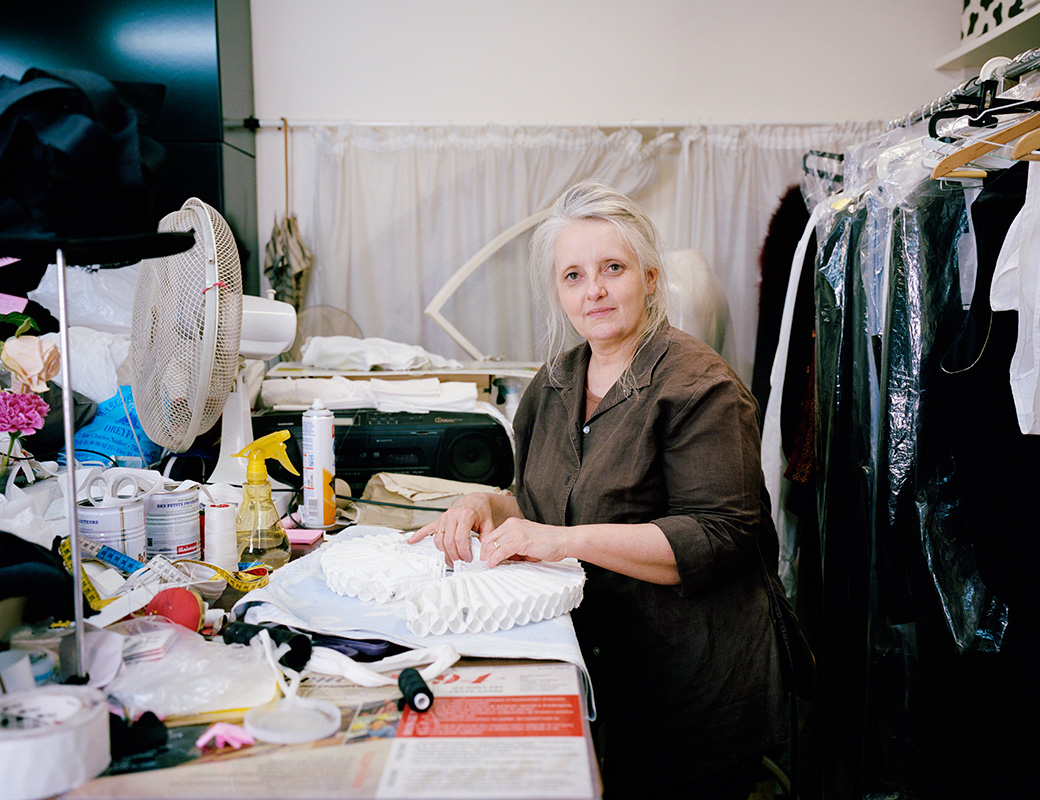 Nathalie Violo, habilleuse au Théâtre du Palais-Royal « Ancienne élève de la Rue Blanche, l'ENSATT m'a permis d'apprendre le métier d'habilleuse-couturière. Ainsi, je côtoyais les autres corps de métier, afin de bien travailler ensemble dans cette grande machinerie qu'est le théâtre. Avec la passion de fabriquer des habits pour mes poupées, j'ai appris la couture en autodidacte et puis j'ai approfondi mes connaissances par les études. Par amour pour l'habit, j'étais captivée par les costumes d'époque de vieux films cultes. Puis grâce à la télévision qui diffusait Au théâtre ce soir, ce fut une approche très attirante qui me permettais d'avoir des rires partagés avec mes proches, ainsi que des comédiens comme Michel Roux, Jean Poiret et de cette génération qui donnait beaucoup de bonheur dans ces soirées. Actuellement, je vis de ma passion en conciliant le spectacle vivant avec de beaux costumes, en trouvant des astuces pour qu'ils puissent vivre le plus longtemps possible, pour que les comédiens retrouvent leurs costumes comme une seconde "peau" pour être en rôle sur scène ! » 