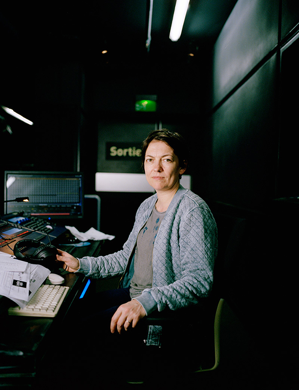 Cécile Baudart, régisseuse lumière au département du développement culturel (DDC) – service des Spectacles vivants du Centre Pompidou « J’étais étudiante aux Beaux-Arts et je connaissais déjà bien le Centre. C’est quand je me suis dirigée vers la technique lumière que j’ai eu l’occasion de faire mon stage au Centre Pompidou. J’ai eu quelques difficultés à me faire accepter en tant que technicienne du côté des anciens. Mais, finalement, ils ont fini par être convaincus par mon travail. J’ai donc été embauchée en tant qu’assistante lumière, et ça fait maintenant six ans que je suis devenue régisseuse lumière. »