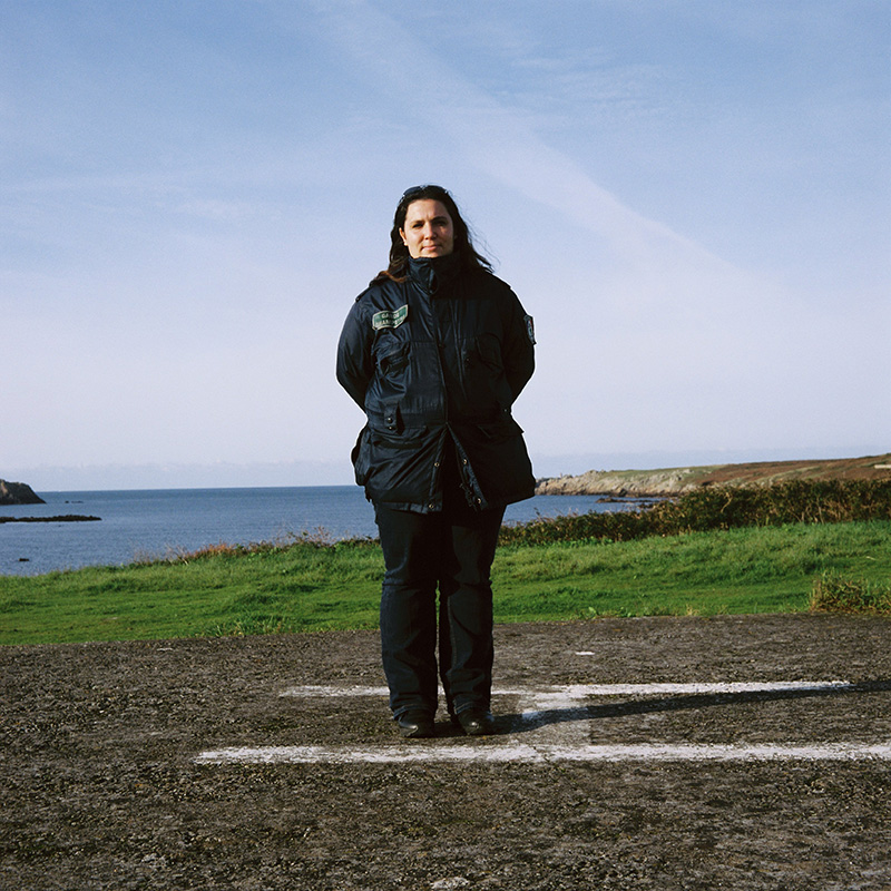 Delphine est la garde champêtre de Ouessant. Il n'y a pas d'autre service d'ordre sur l'île. Elle a obtenu le poste il y a 5 ans et souhaite y rester. Delphine vient d'Orléan et son mari a accepté de la suivre.  Delphine is the rural guard of Ouessant. There is no other service order on the island. She got the job 5 years ago and wants to stay there. Delphine comes from Orlean and her husband agreed to follow.