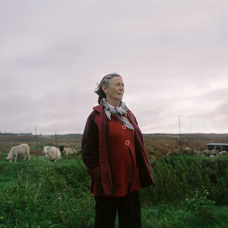 Marie-Jo est née à Ouessant et avait un père gardien de phare. Après quelques années sur le continent pour travailler, elle est revenue s'installer à Ouessant avec sa famille. Içi elle tient une petite mercerie et cuisine pour les touristes et les îliens la spécialité  ancestrale de Ouessant, le fameux Ragoût de mouton dans les mottes.