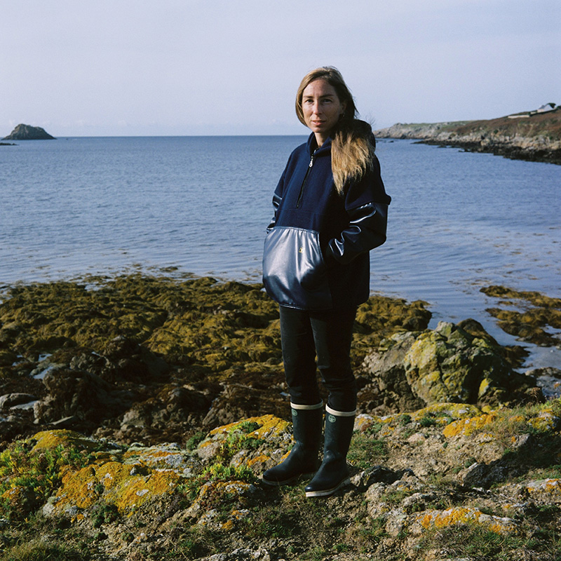 Ondine est ouessantine. Elle est guide conférencière depuis 10 ans et pêcheuse sur l'île. Elle souhaite transmettre le patrimoine insulaire qui est de tradition essentiellement orale.  Ondine is ouessantine. She's guide speaker for 10 years and fisherman on the island. She has been a guide for 10 years and a fisherman on the island. She wishes to transmit the island heritage, which is essentially oral tradition.