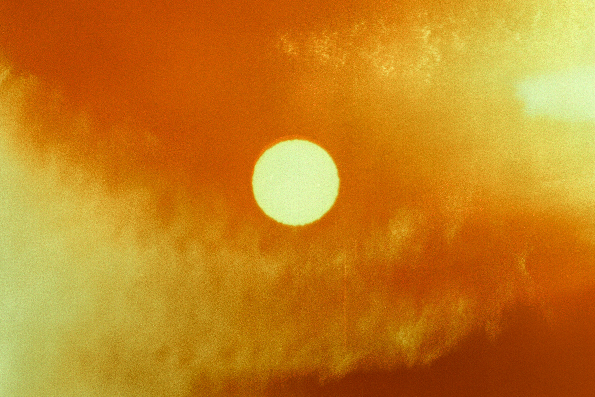 Hot sun. The film was burned by the sun. Soleil de canicule. Le film a été brûlé par le soleil.