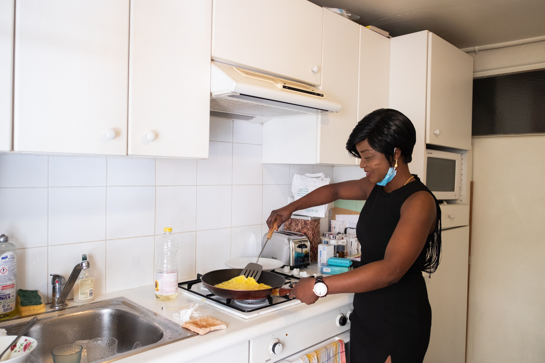 Sonia prépare le petit déjeuner du bénéficiaire atteint de la maladie de Parkinson qui ne peut pas se faire a manger seul au risque de se blesser. 