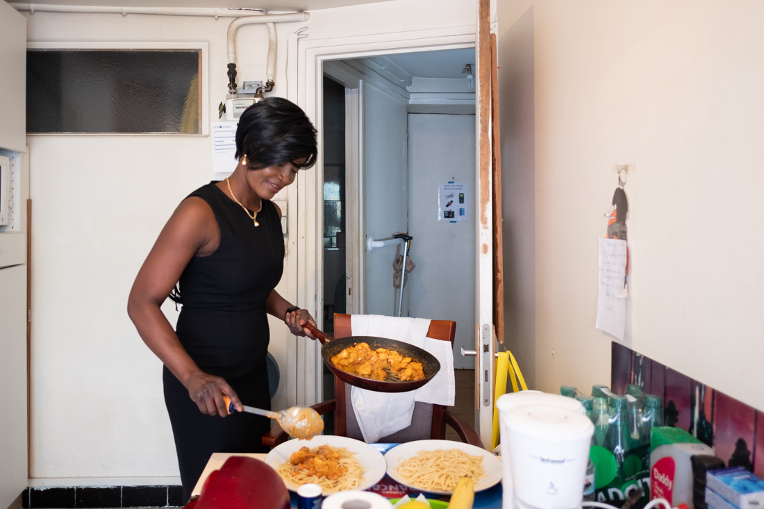  Elle prépare plusieurs repas en avance pour le bénéficiaire atteint de la maladie de Parkinson.