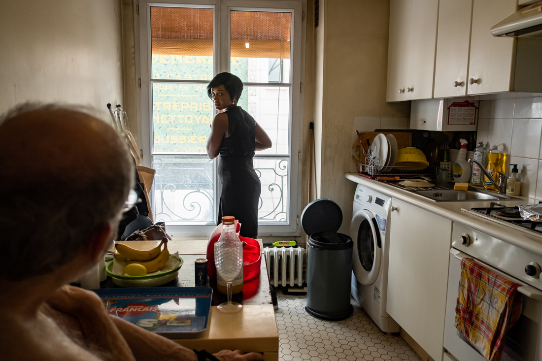 Sonia se prépare à partir pour aller chez un autre bénéficiaire. Elle ferme la fenêtre et reviendra lui rendre visite plus tard dans la journée.