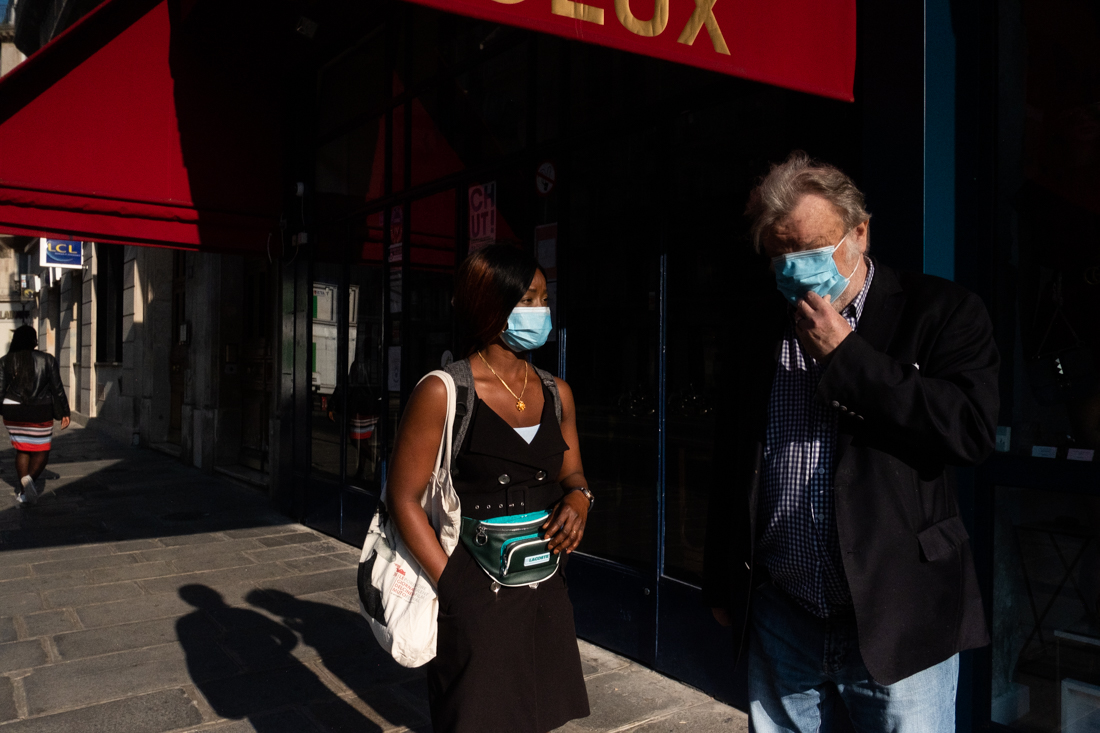 Le monsieur qu'elle accompagne dans un centre d'accueil de jour avait descendu son masque car il fait chaud. Elle lui demande de le remettre bien. Paris, 15 Septembre 2020.