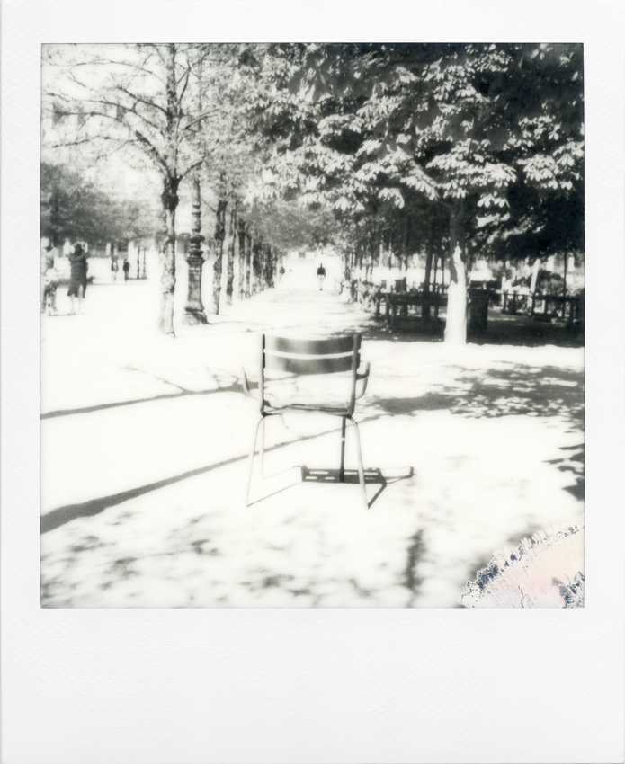 Black and white Polaroid of Paris. Empty chair in an alley of the Tuileries garden, 11 May 2021. Photo by Virginie Merle / Hans Lucas. 
Chaise vide dans une allee du jardin des Tuileries, 11 Mai 2021. Photo de Virginie Merle / Hans Lucas.