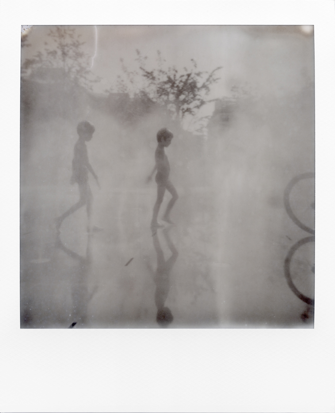 Children playing among the misters on a hot day. Black and white Polaroid. Paris, 27 June 2019. Photo by Virginie Merle / Hans Lucas. 
Des enfants jouent au milieu des brumisateurs un jour de canicule. Polaroid noir et blanc. Paris, le 27 Juin 2019. Photo de Virginie Merle / Hans Lucas.