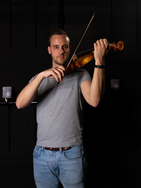Victor SALVADOR CASTRILLO L’archet, un "outil" essentiel pour le violoniste.