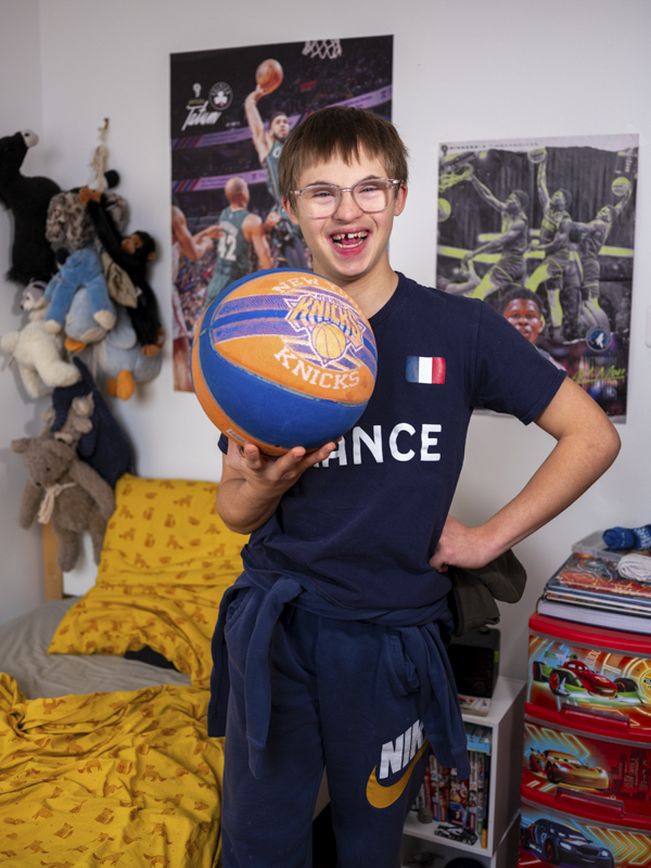 Antonin, 13 ans, baskin (basket inclusif) Passionné de foot et de basket, Antonin jouait seul sur un terrain de quartier, et parfois au collège, mais il ne participait pas aux compétitions. Il a découvert le baskin lors d'une journée paralympique en 2023 avec l'association Novosports. Ce sport inclusif, dans lequel joueurs valides ou porteurs de différents handicaps pratiquent ensemble, lui permet enfin de jouer avec des règles adaptées, d'avoir sa place comme tous les autres joueurs, et de s'épanouir dans l'activité qu'il aime. 
