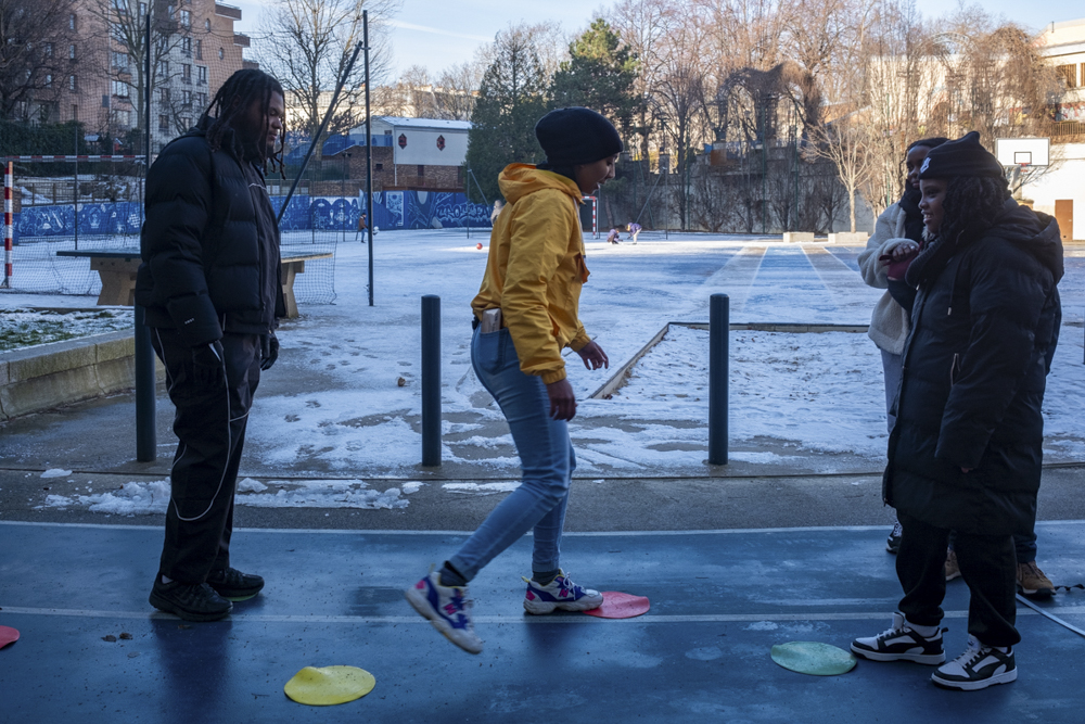 Seynna, 11 ans, à l’association J’imaginerais. Seynna aime le sport. Elle a déjà pratiqué du judo, de l'athlétisme, et de la natation adaptée. Un samedi sur deux, elle suit désormais le programme sportif de l'association J'imaginerais. En tant qu'enfant avec autisme, ce  rendez-vous sportif est pour elle une occasion de rencontrer de nouvelles personnes, découvrir des règles de jeu et de communication, de s'ouvrir aux autres. 
