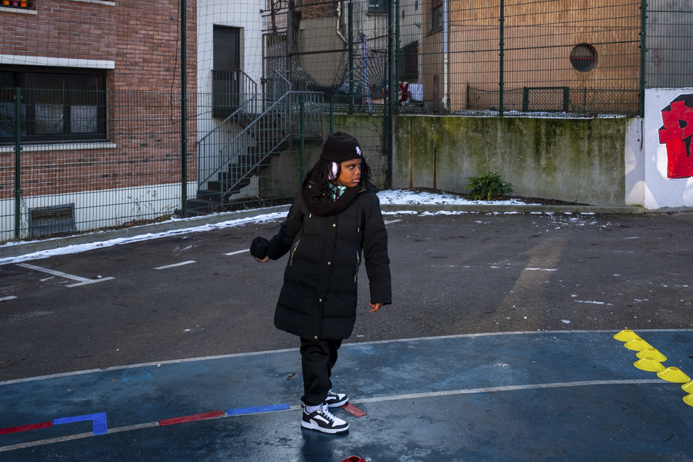 Seynna, 11 ans, à l’association J’imaginerais. Seynna aime le sport. Elle a déjà pratiqué du judo, de l'athlétisme, et de la natation adaptée. Un samedi sur deux, elle suit désormais le programme sportif de l'association J'imaginerais. En tant qu'enfant avec autisme, ce  rendez-vous sportif est pour elle une occasion de rencontrer de nouvelles personnes, découvrir des règles de jeu et de communication, de s'ouvrir aux autres. 