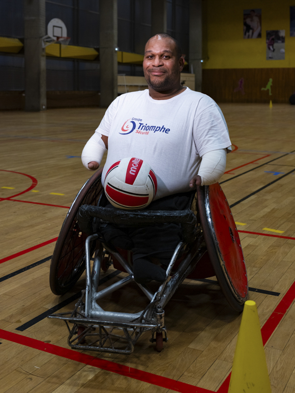 Cédric Nankin, 39 ans, athlète paralympique de rugby fauteuil Cédric découvre le rugby fauteuil à 24 ans. A l'époque, il cherche du travail et rencontre Ryadh Sallem, créateur de l'association CAP SAAA. Ce dernier convainc Cédric d’intégrer l’équipe de rugby fauteuil. Rapidement, Cédric devient sportif de haut niveau et participe à de multiples compétitions internationales. Son plus beau souvenir, c'est la première fois que son équipe remporte le championnat d'Europe en 2022 : "c'était magique !". Actuel  vice-capitaine de l’équipe de France de rugby-fauteuil, il s'entraîne quotidiennement en faisant du CrossFit, et avec deux entraînements collectifs hebdomadaires. Aujourd'hui salarié de la SNCF, il fait partie du dispositif Athlètes SNCF lui permettant d'avoir le temps nécessaire à la préparation des Jeux Paralympiques de Paris 2024. Son conseil ? "Essayez ce que vous ne connaissez pas, tentez l'aventure !" 