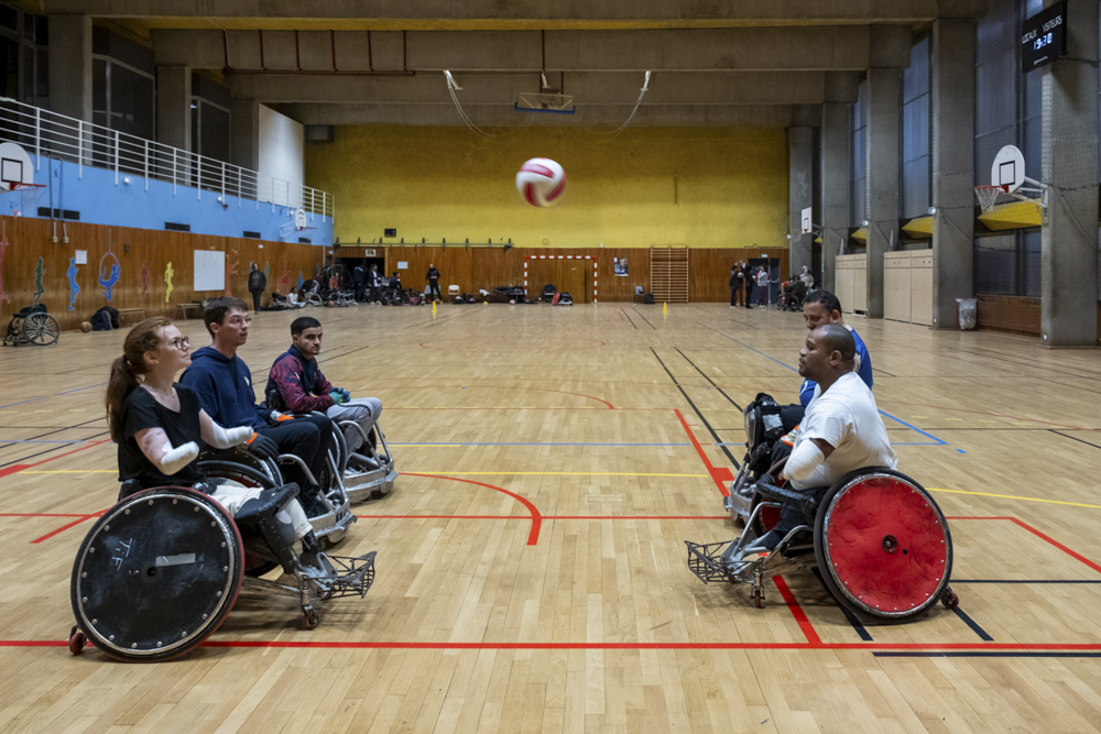 Cédric Nankin, 39 ans, athlète paralympique de rugby fauteuil Cédric découvre le rugby fauteuil à 24 ans. A l'époque, il cherche du travail et rencontre Ryadh Sallem, créateur de l'association CAP SAAA. Ce dernier convainc Cédric d’intégrer l’équipe de rugby fauteuil. Rapidement, Cédric devient sportif de haut niveau et participe à de multiples compétitions internationales. Son plus beau souvenir, c'est la première fois que son équipe remporte le championnat d'Europe en 2022 : "c'était magique !". Actuel  vice-capitaine de l’équipe de France de rugby-fauteuil, il s'entraîne quotidiennement en faisant du CrossFit, et avec deux entraînements collectifs hebdomadaires. Aujourd'hui salarié de la SNCF, il fait partie du dispositif Athlètes SNCF lui permettant d'avoir le temps nécessaire à la préparation des Jeux Paralympiques de Paris 2024. Son conseil ? "Essayez ce que vous ne connaissez pas, tentez l'aventure !" 