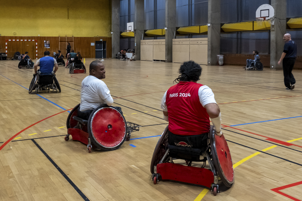 Cédric Nankin, 39 ans, athlète paralympique de rugby fauteuil Cédric découvre le rugby fauteuil à 24 ans. A l'époque, il cherche du travail et rencontre Ryadh Sallem, créateur de l'association CAP SAAA. Ce dernier convainc Cédric d’intégrer l’équipe de rugby fauteuil. Rapidement, Cédric devient sportif de haut niveau et participe à de multiples compétitions internationales. Son plus beau souvenir, c'est la première fois que son équipe remporte le championnat d'Europe en 2022 : "c'était magique !". Actuel  vice-capitaine de l’équipe de France de rugby-fauteuil, il s'entraîne quotidiennement en faisant du CrossFit, et avec deux entraînements collectifs hebdomadaires. Aujourd'hui salarié de la SNCF, il fait partie du dispositif Athlètes SNCF lui permettant d'avoir le temps nécessaire à la préparation des Jeux Paralympiques de Paris 2024. Son conseil ? "Essayez ce que vous ne connaissez pas, tentez l'aventure !" 