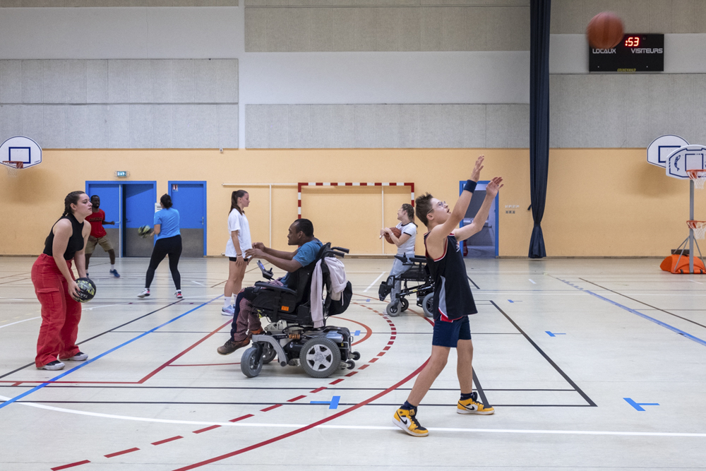 Antonin, 13 ans, baskin (basket inclusif) Passionné de foot et de basket, Antonin jouait seul sur un terrain de quartier, et parfois au collège, mais il ne participait pas aux compétitions. Il a découvert le baskin lors d'une journée paralympique en 2023 avec l'association Novosports. Ce sport inclusif, dans lequel  joueurs valides ou porteurs de différents handicaps pratiquent ensemble, lui permet enfin de jouer avec des règles adaptées, d'avoir sa place comme tous les autres joueurs, et de s'épanouir dans l'activité qu'il aime. 