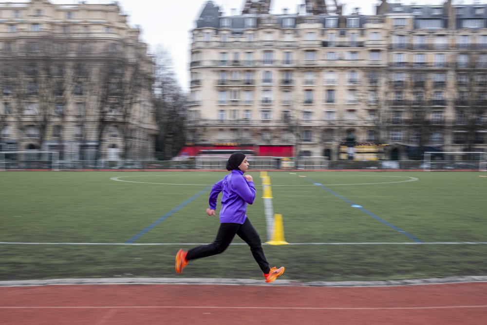 Inès Beraich, 23 ans, athlète marathonienne Depuis l'âge de 5 ans, Inès pratique une activité sportive. Elle a commencé par le foot, la fenêtre de sa chambre donnant sur le stade. A 15 ans, une rupture des ligaments croisés l'oblige à changer de sport et elle se met à la boxe anglaise. Alors qu'elle se prépare au championnat de boxe, elle a un grave accident de voiture et ne peut plus marcher. Très vite, elle se projette dans le handisport qu'elle pourra pratiquer. Après des mois de rééducation intensive, elle arrive à remarcher et se met à la course qui lui permet de "donner le tempo, d'être à l'écoute des besoins et rythmes de son corps". Aujourd'hui, elle souhaite devenir la 1ère Française et 6 ème femme au monde à courir les 6 plus grands marathons du monde appelés les «World Marathon Major», avant ses 25 ans. 