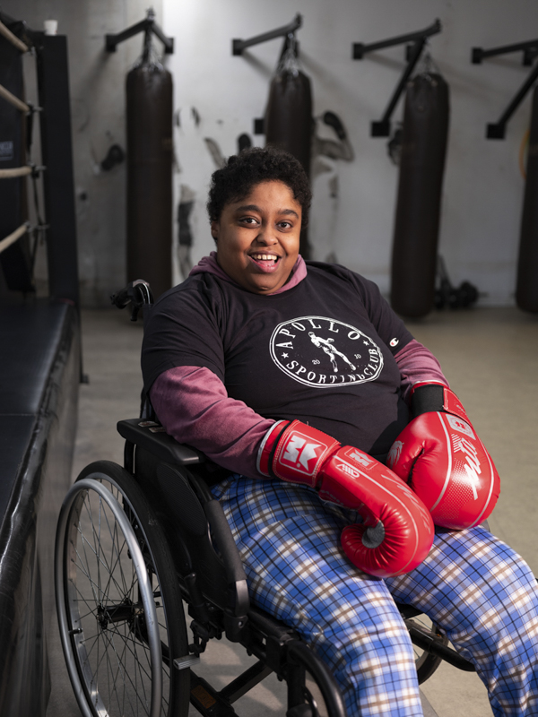 Ikram, 30 ans et Laure, 35 ans, HANDIBOXE Un jeudi sur deux, Ikram et Laure se rendent à la salle de boxe avec leurs camarades du foyer du Pont de Flandre. Elles sont accueillies par Yann et Florian, membres de l'association Apollo qui se battent au quotidien pour une boxe plus inclusive. Prochain défi : installer une rampe d'accès sur le ring.  Pour les deux jeunes femmes, la boxe est une activité qui leur permet de se défouler, de se sentir bien. 