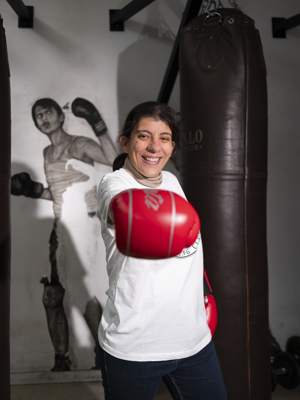 Ikram, 30 ans et Laure, 35 ans, HANDIBOXE Un jeudi sur deux, Ikram et Laure se rendent à la salle de boxe avec leurs camarades du foyer du Pont de Flandre. Elles sont accueillies par Yann et Florian, membres de l'association Apollo qui se battent au quotidien pour une boxe plus inclusive. Prochain défi : installer une rampe d'accès sur le ring.  Pour les deux jeunes femmes, la boxe est une activité qui leur permet de se défouler, de se sentir bien. 