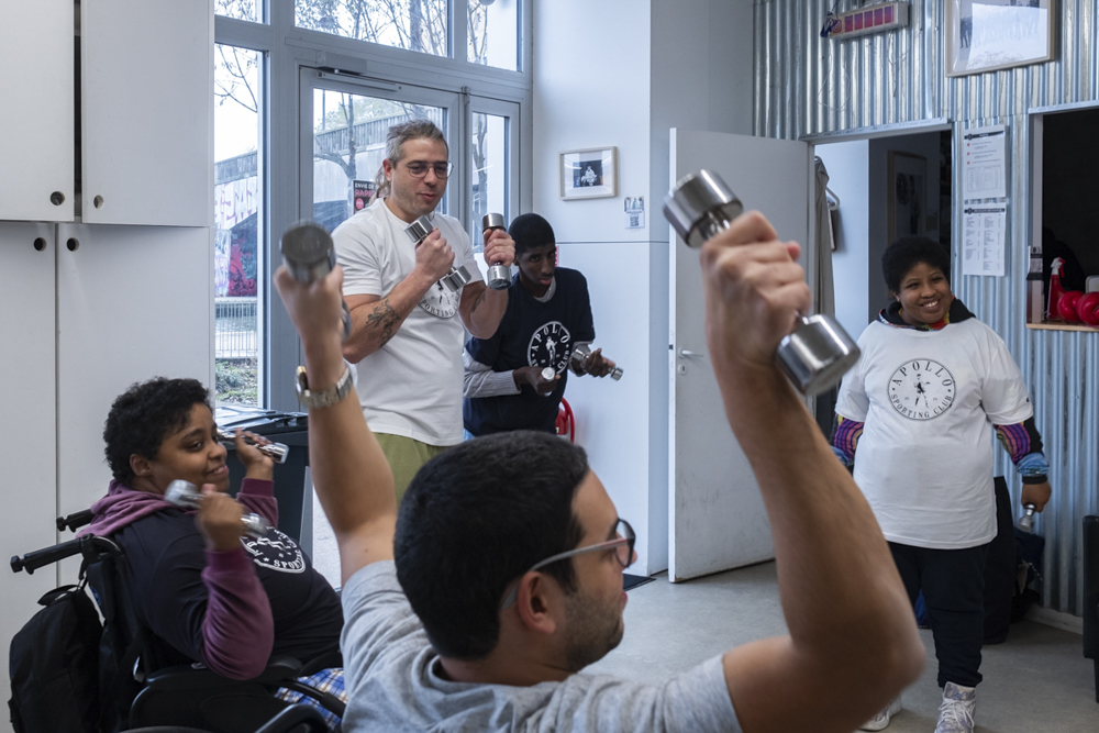 Un jeudi sur deux, Ikram et Laure se rendent à la salle de boxe avec leurs camarades du foyer du Pont de Flandre. Elles sont accueillies par Yann et Florian, membres de l'association Apollo qui se battent au quotidien pour une boxe plus inclusive. Prochain défi : installer une rampe d'accès sur le ring.  Pour les deux jeunes femmes, la boxe est une activité qui leur permet de se défouler, de se sentir bien. 