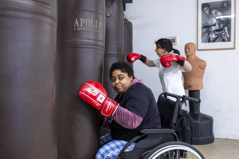 Un jeudi sur deux, Ikram et Laure se rendent à la salle de boxe avec leurs camarades du foyer du Pont de Flandre. Elles sont accueillies par Yann et Florian, membres de l'association Apollo qui se battent au quotidien pour une boxe plus inclusive. Prochain défi : installer une rampe d'accès sur le ring.  Pour les deux jeunes femmes, la boxe est une activité qui leur permet de se défouler, de se sentir bien. 