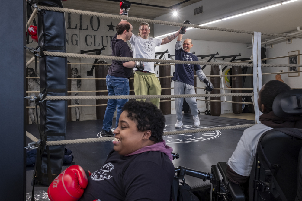 Un jeudi sur deux, Ikram et Laure se rendent à la salle de boxe avec leurs camarades du foyer du Pont de Flandre. Elles sont accueillies par Yann et Florian, membres de l'association Apollo qui se battent au quotidien pour une boxe plus inclusive. Prochain défi : installer une rampe d'accès sur le ring.  Pour les deux jeunes femmes, la boxe est une activité qui leur permet de se défouler, de se sentir bien. 