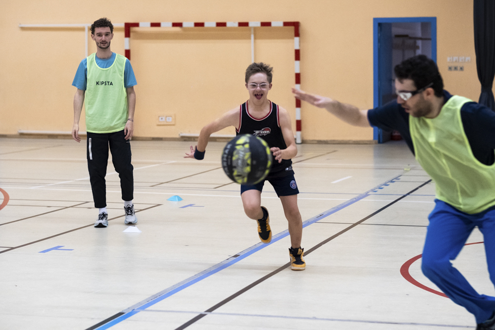 Antonin, 13 ans, baskin (basket inclusif) Passionné de foot et de basket, Antonin jouait seul sur un terrain de quartier, et parfois au collège, mais il ne participait pas aux compétitions. Il a découvert le baskin lors d'une journée paralympique en 2023 avec l'association Novosports. Ce sport inclusif, dans lequel  joueurs valides ou porteurs de différents handicaps pratiquent ensemble, lui permet enfin de jouer avec des règles adaptées, d'avoir sa place comme tous les autres joueurs, et de s'épanouir dans l'activité qu'il aime. 