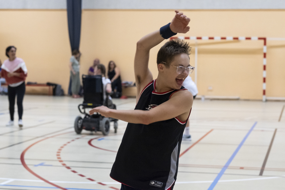 Antonin, 13 ans, baskin (basket inclusif) Passionné de foot et de basket, Antonin jouait seul sur un terrain de quartier, et parfois au collège, mais il ne participait pas aux compétitions. Il a découvert le baskin lors d'une journée paralympique en 2023 avec l'association Novosports. Ce sport inclusif, dans lequel  joueurs valides ou porteurs de différents handicaps pratiquent ensemble, lui permet enfin de jouer avec des règles adaptées, d'avoir sa place comme tous les autres joueurs, et de s'épanouir dans l'activité qu'il aime. 