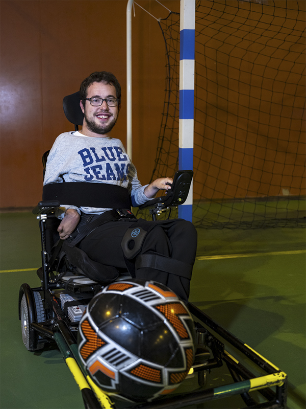 Jérôme Rousseau, 26 ans, foot-fauteuil et baskin (basket inclusif). Enfant, Jérôme rêve de jouer au football avec ses frères et ses amis. Sa passion pour ce sport le pousse à obtenir de très bons résultats scolaires afin d'intégrer le lycée de Vaucresson qui propose du foot fauteuil. Cela l'emmènera jusqu'aux championnats de France, qu'il remporte avec son équipe en 2019. En 2022, il crée Novosports, association de sport collectif inclusif qui fait pratiquer ensemble des personnes quelles que soit leurs capacités, grâce à un règlement adapté à chacun. Pour Jérôme, "le sport inclusif permet de pratiquer l'activité qu'on aime, pas celle qu'on vous impose". 