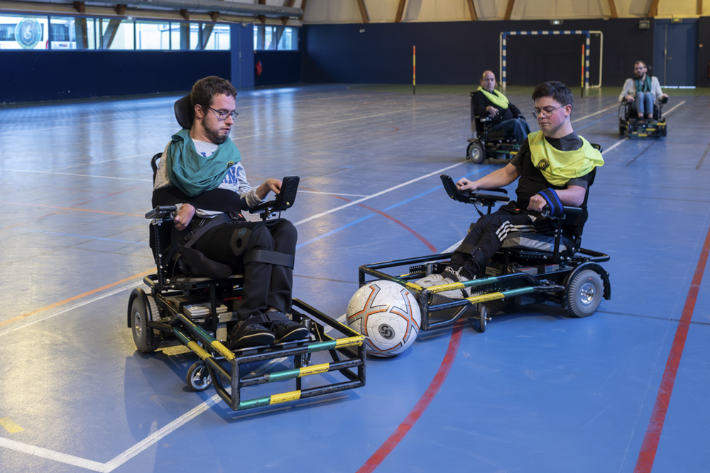 Jérôme Rousseau, 26 ans, foot-fauteuil et baskin (basket inclusif). Enfant, Jérôme rêve de jouer au football avec ses frères et ses amis. Sa passion pour ce sport le pousse à obtenir de très bons résultats scolaires afin d'intégrer le lycée de Vaucresson qui propose du foot fauteuil. Cela l'emmènera jusqu'aux championnats de France, qu'il remporte avec son équipe en 2019. En 2022, il crée Novosports, association de sport collectif inclusif qui fait pratiquer ensemble des personnes quelles que soit leurs capacités, grâce à un règlement adapté à chacun. Pour Jérôme, "le sport inclusif permet de pratiquer l'activité qu'on aime, pas celle qu'on vous impose". 