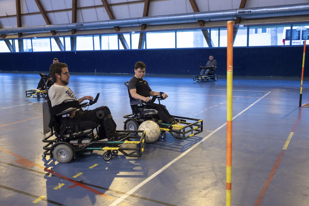 Jérôme Rousseau, 26 ans, foot-fauteuil et baskin (basket inclusif). Enfant, Jérôme rêve de jouer au football avec ses frères et ses amis. Sa passion pour ce sport le pousse à obtenir de très bons résultats scolaires afin d'intégrer le lycée de Vaucresson qui propose du foot fauteuil. Cela l'emmènera jusqu'aux championnats de France, qu'il remporte avec son équipe en 2019. En 2022, il crée Novosports, association de sport collectif inclusif qui fait pratiquer ensemble des personnes quelles que soit leurs capacités, grâce à un règlement adapté à chacun. Pour Jérôme, "le sport inclusif permet de pratiquer l'activité qu'on aime, pas celle qu'on vous impose". 