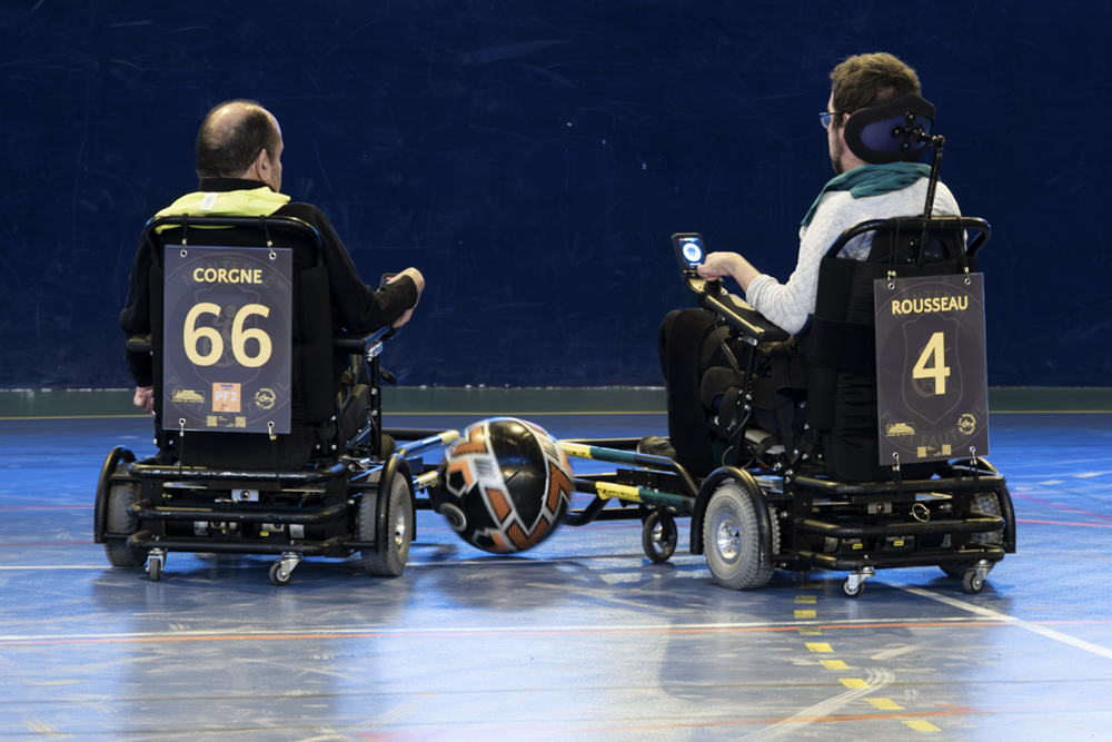 Jérôme Rousseau, 26 ans, foot-fauteuil et baskin (basket inclusif). Enfant, Jérôme rêve de jouer au football avec ses frères et ses amis. Sa passion pour ce sport le pousse à obtenir de très bons résultats scolaires afin d'intégrer le lycée de Vaucresson qui propose du foot fauteuil. Cela l'emmènera jusqu'aux championnats de France, qu'il remporte avec son équipe en 2019. En 2022, il crée Novosports, association de sport collectif inclusif qui fait pratiquer ensemble des personnes quelles que soit leurs capacités, grâce à un règlement adapté à chacun. Pour Jérôme, "le sport inclusif permet de pratiquer l'activité qu'on aime, pas celle qu'on vous impose". 