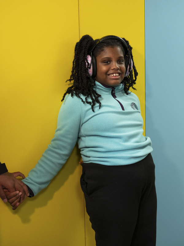 Seynna, 11 ans, à l’association J’imaginerais. Seynna aime le sport. Elle a déjà pratiqué du judo, de l'athlétisme, et de la natation adaptée. Un samedi sur deux, elle suit désormais le programme sportif de l'association J'imaginerais. En tant qu'enfant avec autisme, ce  rendez-vous sportif est pour elle une occasion de rencontrer de nouvelles personnes, découvrir des règles de jeu et de communication, de s'ouvrir aux autres. 